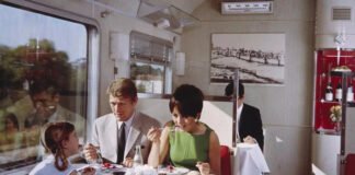 Service à bord d’une voiture-restaurant du train Capitole, 1966.